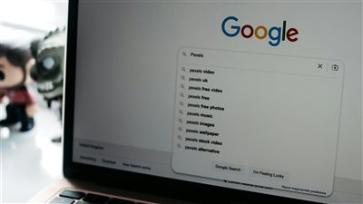 موجة تجريبية في Google تستبدل عناوين الأخبار بعناوين مولّدة بالذكاء الاصطناعي في خدمة Discover