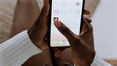 مقطع يتصدّر صفحات TikTok يُظهر تحدياً رقميًّا باستخدام الذكاء الاصطناعي لنقل وجوه مشاهير إلى لقطات من أفلام شهيرة
