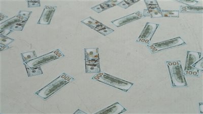 بعض الخبراء يرجحون مزيداً من الضغوط على سعر الجنيه في حال تزايد الطلب على الدولار واستمرار تراجع الاحتياطات الأجنبية
