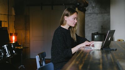 دمج الممارسات النفسية اليومية والعادات الإيجابية كخطة شاملة لصحة نفسية أفضل في 2025