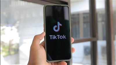 اتجاه محتوى النوستالجيا الرقمية يهيمن على TikTok هذا الموسم : خليط من أزياء وموسيقى وذكريات من الألفينيات