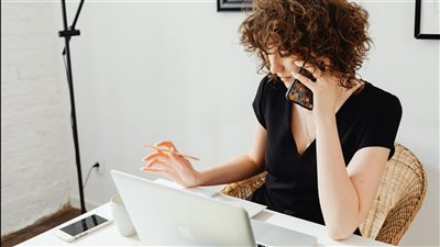 تقرير عالمي يكشف عن فجوة مستمرة في دعم التقدّم المهني للمرأة في بيئة العمل رغم تساوي الطموح بين الجنسين