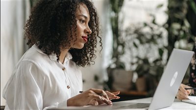 التقارير المهنية تتوقع أن أدوار العمل المستقبلية ستُعاد تشكيلها بزيادة اعتماد أدوات الذكاء الاصطناعي