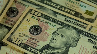 توقعات محللين تشير إلى أن سعر صرف الجنيه المصري مقابل الدولار قد يبقى مستقرًا خلال الفترة المقبلة 