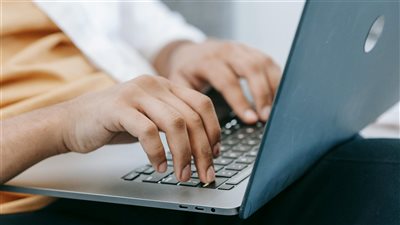 باحثون يؤكدون أن الذكاء الاصطناعي يسهم في تقليل الحواجز لدخول السوق العالمي