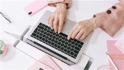تحولات سوق العمل تدفع نحو تطوير مهارات بشړية مكملة للذكاء الاصطناعي لتعزيز التوظيف