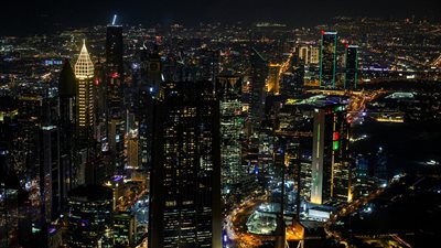أسواق الأسهم الإماراتية تشهد أداءً متباينًا مع صعود مؤشر دبي وسط انتعاش أسعار النفط