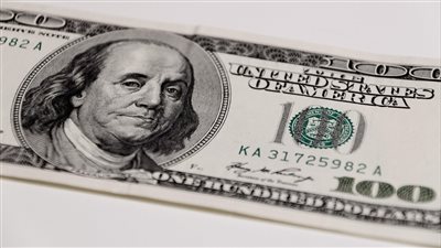 خبراء اقتصاديون يتوقعون بقاء سعر صرف الدولار مقابل الجنيه المصري في نطاق معتدل