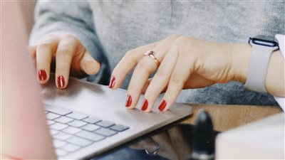 الذكاء الاصطناعي يعيد تشكيل بيئة العمل ويجعل من مهارات الذكاء البشري مفتاحًا للتفوق