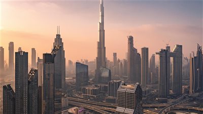 مجلس الوزراء الإماراتي يستعرض أداء القطاعات الصناعية ويؤكد مؤشرات قوة سوق العمل