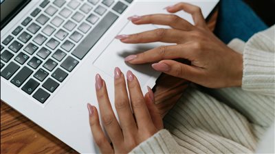 تتجه المجتمعات المهنية نحو تبني مفهوم التنمية الذاتية الشاملة الذي يتضمن تنمية الثقة بالنفس