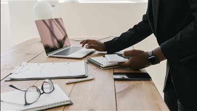 تحوّل جديد في ثروات كبار رجال الأعمال بدفع من تقنيات الذكاء الاصطناعي في الأسواق العالمية
