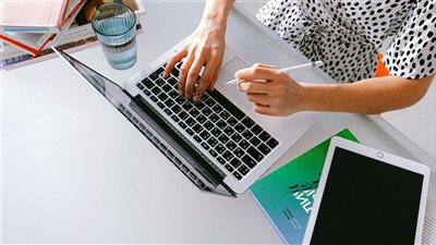 اتجاهات حديثة في سوق العمل تُبرز أهمية مهارات بشړية مثل التفكير النقدي والتعاون والمرونة