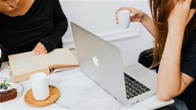 تطور التعلم المستمر في بيئة العمل يعيد تشكيل استراتيجيات الشركات نحو النمو المهني عبر دعم ثقافة التعلم
