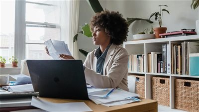 تقارير حديثة تؤكد أن الذكاء الاصطناعي وأنظمة التشغيل الآلي يعيدان تشكيل سوق العمل ومهارات المستقبل