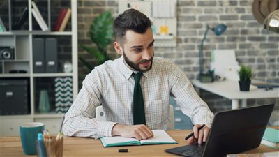 خبراء مهنيون يؤكدون أن اكتساب مهارات التعلم التوليدي والتكيف مع الذكاء الاصطناعي أصبح محوراً أساسياً لتعزيز فرص العمل