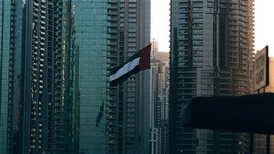 الاقتصاد الإماراتي يُظهر مرونة عالية بدعم من قوانينه المرنة وتنويع القطاعات