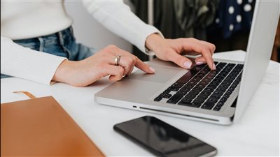 تقرير عالمي يشير إلى تنامي استخدام الذكاء الاصطناعي خارج مراكز البيانات التقليدية في الأجهزة الذكية والسيارات