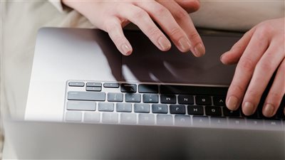 الوظائف المرتبطة بالذكاء الاصطناعي تتنامى بينما المهارات الإنسانية المعززة تبقى مفتاحاً للتنافس المهني