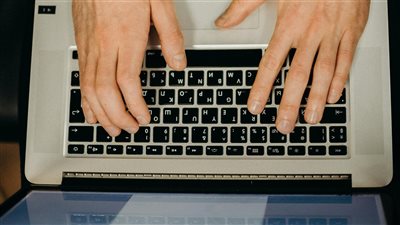 مع تزايد تأثير الذكاء الاصطناعي في البيئات المهنية تنخفض أهمية الوظائف الروتينية وتزداد الحاجة إلى التنظيم الذاتي