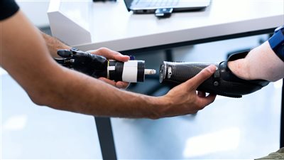 تريند عالمي يشهد انتشارًا واسعًا لمقاطع حول نموذج exoskeleton مدعوم بالذكاء الاصطناعي يستخدم للمشي والدعم البدني