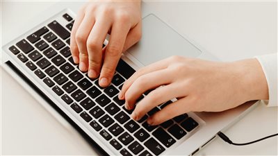 خدمات تعليمية رقمية مجانية تُطلقها جهات دولية لتعزيز المهارات الأساسية وتطوير الذات