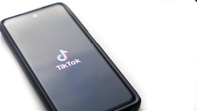 تريند المقاطع الصامتة مع نصوص اعتراف شخصية يهيمن على TikTok ويعيد تشكيل أسلوب التعبير العاطفي لدى المستخدمين