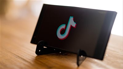 قائمة أحدث الترندات على TikTok في يناير 2026 تُظهر تفاعلًا واسعًا مع محتوى الجمال والموضة مثل hairoiling