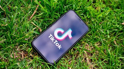 انتعاش توجهات المحتوى على TikTok وInstagram حول مقاطع تقنية ومحتوى رقمي جذاب يعكس التفاعل المتزايد مع أدوات الذكاء الاصطناعي