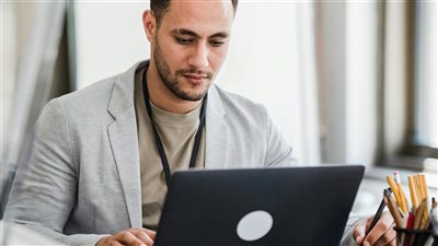 منهجيات معاصرة لتنظيم الذات وتحقيق التوازن المهني والشخصي في زمن تسارع التغيرات الاقتصادية والتكنولوجية