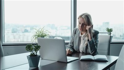 محترفون يغيرون مساراتهم في زمن الذكاء الاصطناعي ويعيدون بناء مهاراتهم في مجالات تقاوم أتمتة الوظائف التقليدية