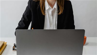 عصر الذكاء الاصطناعي يعيد تشكيل سوق العمل حيث تؤكد تحليلات اقتصادية أن اكتساب مهارات جديدة أصبح شرطاً أساسياً لاستدامة الوظائف