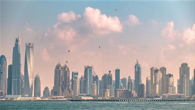 الإمارات والبحرين تستكشف مشاريع مشتركة لتعزيز النمو الاقتصادي المستدام