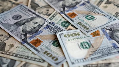 خبراء اقتصاد يتوقعون أن الجنيه المصري قد يشهد نطاق تداول أكثر ثباتاً مقابل الدولار في 2026