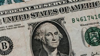 خبراء ماليون يتوقعون تذبذبًا في سعر الجنيه المصري أمام العملات الرئيسية خلال الشهر المقبل