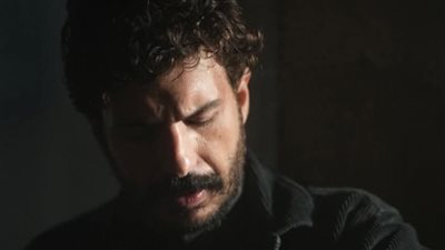 وجه جديد في مسلسل مولانا يصبح حديث الجمهور بسبب الشبه بينه وبين الفنان باسل خياط 
