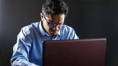 صعود رائد الأعمال الفردي المدعوم بالذكاء الاصطناعي يفتح الباب أمام شركات صغيرة يقودها شخص واحد