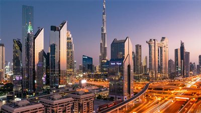الإمارات توسع حضورها الاستثماري في المنطقة عبر شراكات جديدة تستهدف الطاقة والبنية التحتية