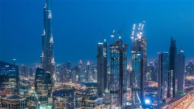 الإمارات تعزز موقعها الاستثماري عبر مشاريع جديدة في الطاقة والبنية التحتية