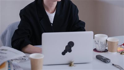 تزايد الطلب على المهارات الرقمية المتقدمة يفرض تحولًا في مسارات العمل مع تركيز الشركات على التعلم المستمر بدل الشهادات التقليدية