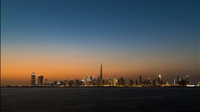 وكالة تصنيف عالمية تؤكد متانة الاقتصاد الإماراتي وقدرته على مواجهة التقلبات بفضل فوائض مالية قوية