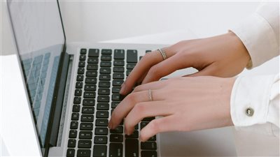 تزايد الاهتمام بأساليب التنظيم الشخصي القائمة على الحد الأدنى الرقمي لتحسين التركيز وتقليل الإرهاق الذهني