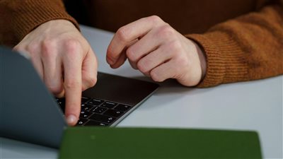 ظهور مفهوم الرحالة المرتبطين يعكس تحولًا في سوق العمل نحو مزج الاستقرار المهني بحرية التنقل العالمية