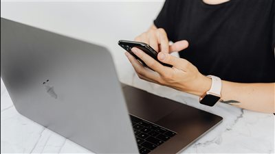 العمل المرن يقود موجة التقاعد المصغر حيث يدمج الموظفون بين العمل والسفر لفترات طويلة خلال منتصف حياتهم المهنية