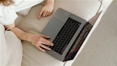 التحول نحو تجارب السفر التي تعزز الصحة النفسية يكشف ارتباطًا متزايدًا بين أساليب العيش الواعي وتنظيم الحياة المهنية والشخصية