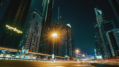مشاريع الطاقة النظيفة والاستثمارات الدولية تقود نمو الاقتصاد الإماراتي وتدعم التحول نحو الاستدامة