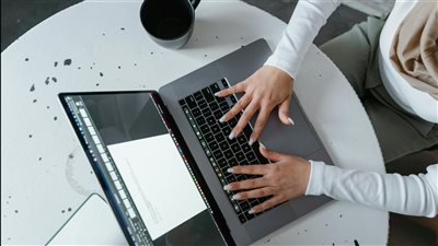 تحول عالمي في بيئات العمل نحو النماذج المرنة والبعيدة مع إعادة تعريف أساليب التوظيف وبناء فرق العمل الرقمية
