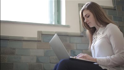 دراسات حديثة في علم النفس التنظيمي تربط بين الإفراط في استخدام الأدوات الرقمية وضعف التركيز المهني وتؤكد أهمية إدارة الوقت 