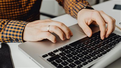 نماذج الأعمال الفردية المدعومة بالذكاء الاصطناعي تفرض حضورها بقوة في سوق ريادة الأعمال الحديثة