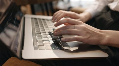 تنظيم الوقت عبر منهجية العمل العميق يثبت فعاليته في تقليل التشتت ورفع جودة الإنجاز في البيئات المهنية الحديثة